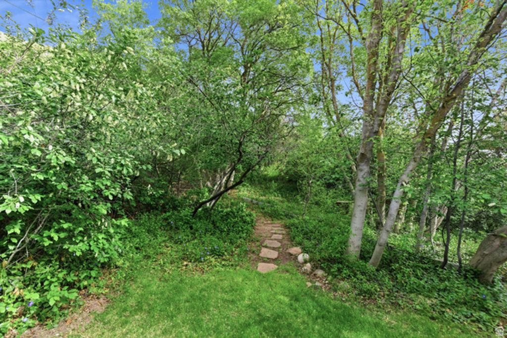 Image 25 of property listing at 3521 S CRESTWOOD DR, Millcreek, UT 84109