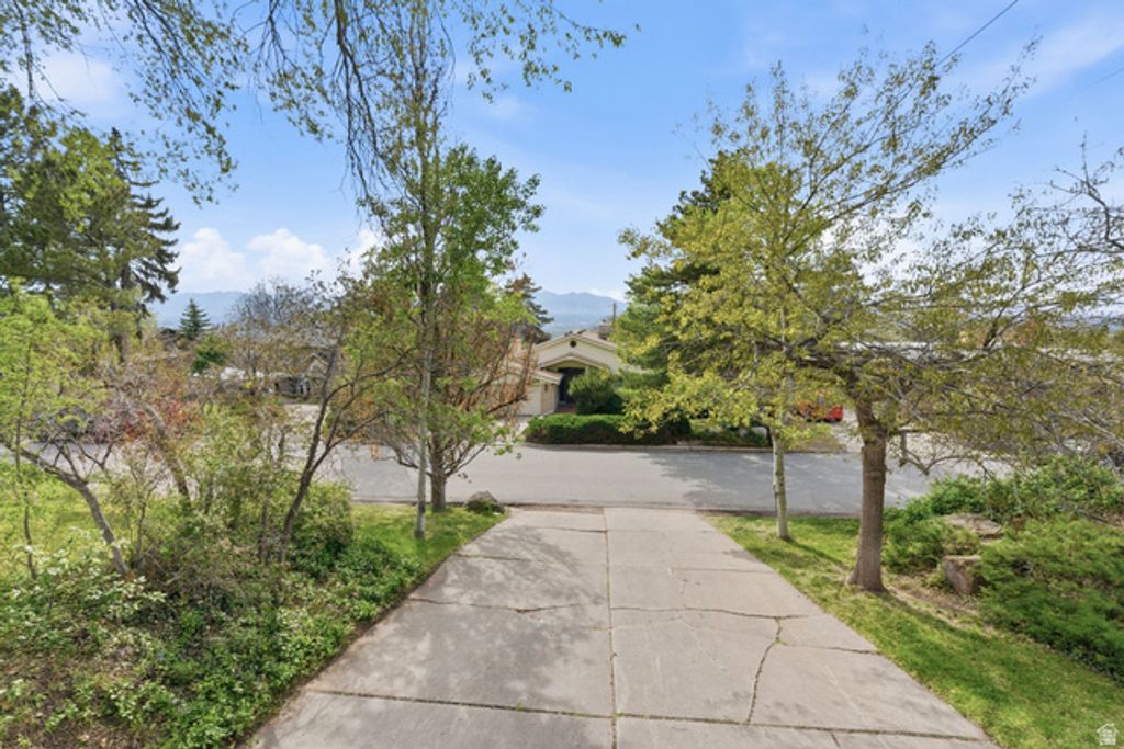 Image 31 of property listing at 3521 S CRESTWOOD DR, Millcreek, UT 84109