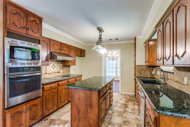 801 Larkspur Lane, Fort Worth, TX 76112
