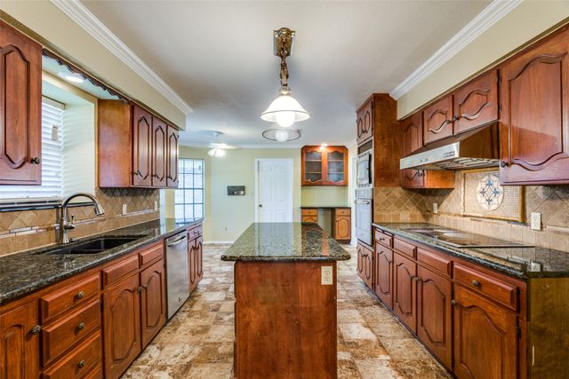 801 Larkspur Lane, Fort Worth, TX 76112