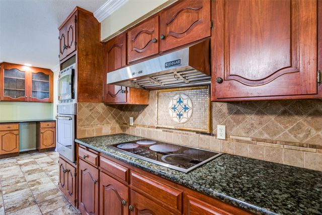 801 Larkspur Lane, Fort Worth, TX 76112