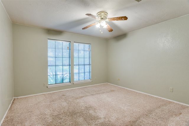 801 Larkspur Lane, Fort Worth, TX 76112