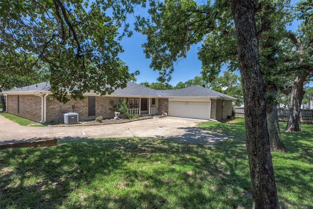 801 Larkspur Lane, Fort Worth, TX 76112