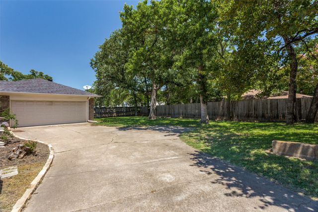 801 Larkspur Lane, Fort Worth, TX 76112