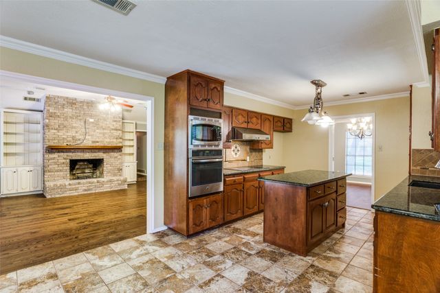 801 Larkspur Lane, Fort Worth, TX 76112