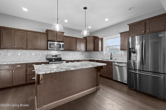 182 Washington Commons Dr, Mt Washington, KY 40047