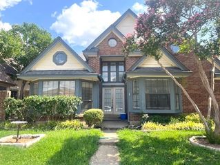 306 Cimarron Trail, Irving, TX 75063