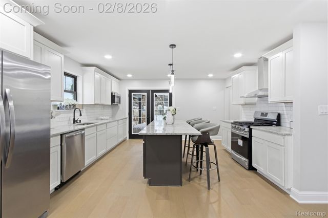 23708 E Lexington Avenue E, Eastpointe, MI 48021