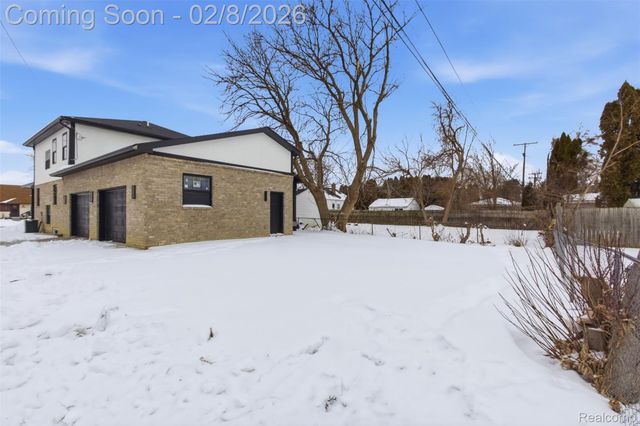 23708 E Lexington Avenue E, Eastpointe, MI 48021