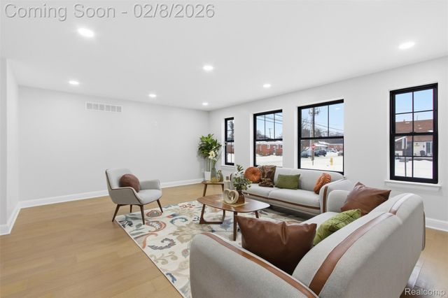 23708 E Lexington Avenue E, Eastpointe, MI 48021