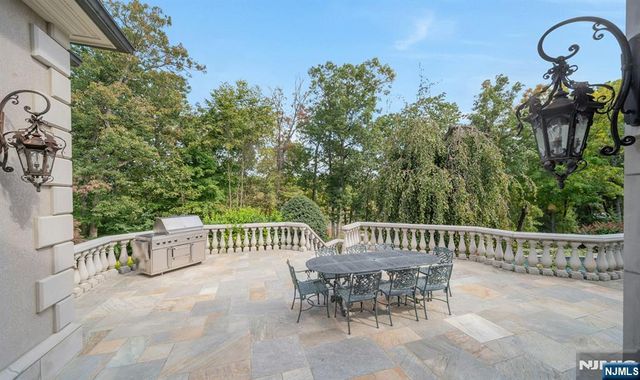 248 Hidden Pond Path, Franklin Lakes, NJ 07417