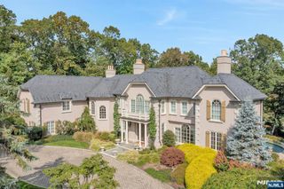 248 Hidden Pond Path, Franklin Lakes, NJ 07417