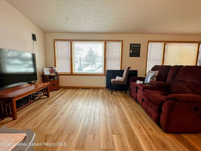 4 Delaware Avenue, Hudson, NY 12534