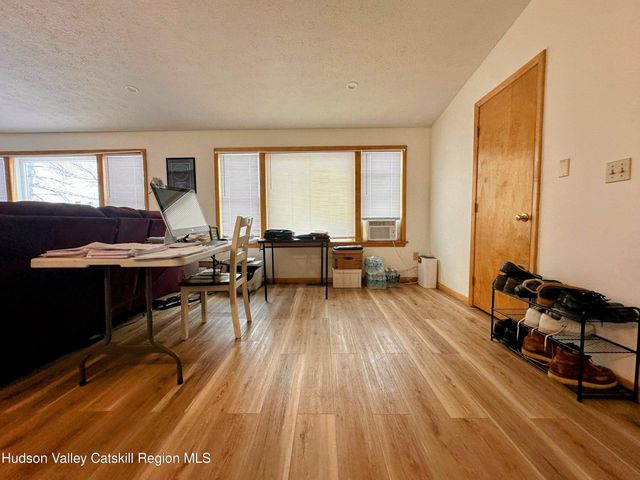 4 Delaware Avenue, Hudson, NY 12534