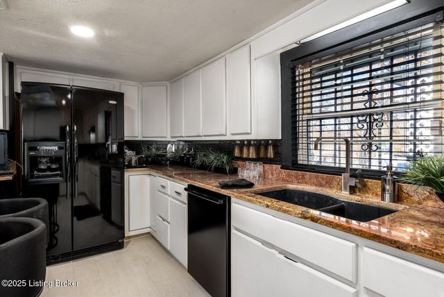 2851 S Wilson Rd, Radcliff, KY 40160