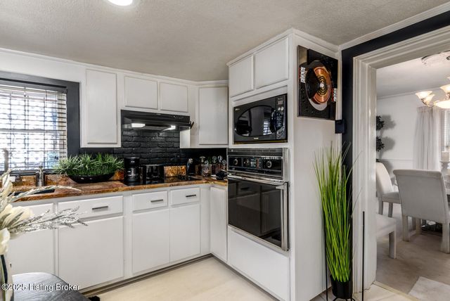 2851 S Wilson Rd, Radcliff, KY 40160