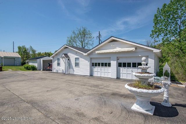 2851 S Wilson Rd, Radcliff, KY 40160