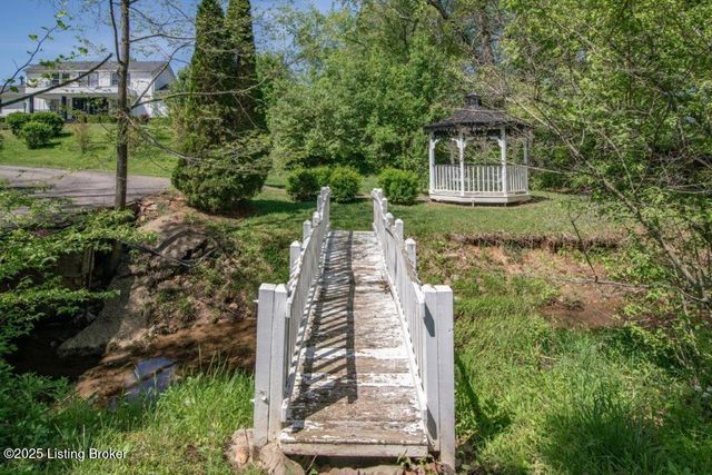 2851 S Wilson Rd, Radcliff, KY 40160