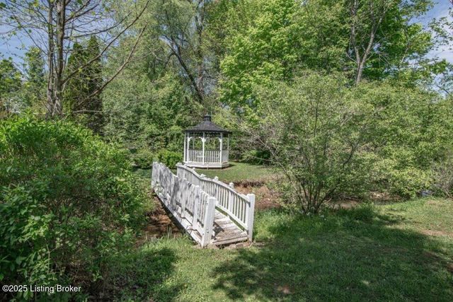 2851 S Wilson Rd, Radcliff, KY 40160