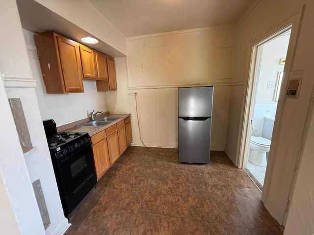 6930 N Greenview Avenue 204, Chicago, IL 60626