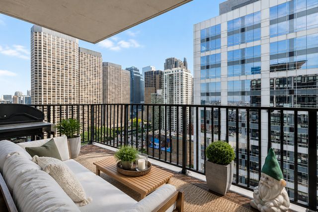 210 S Desplaines Street 1901, Chicago, IL 60661