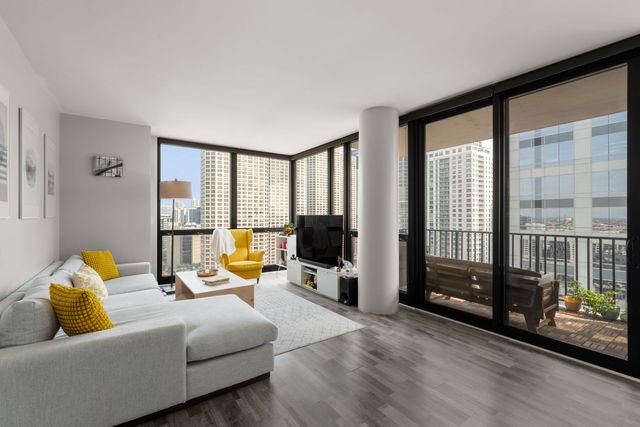 210 S Desplaines Street 1901, Chicago, IL 60661