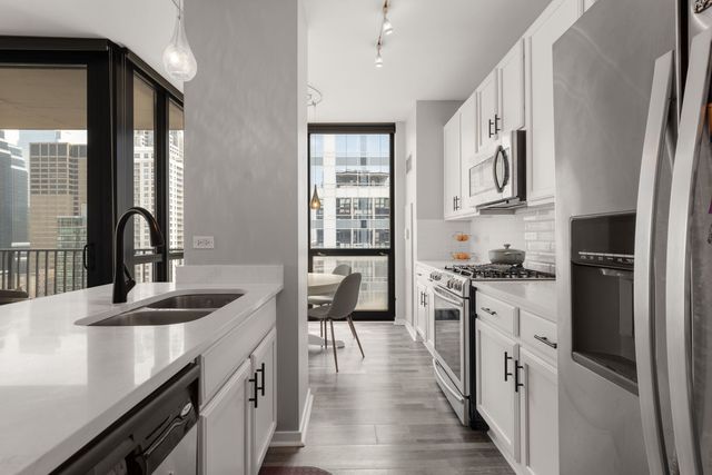 210 S Desplaines Street 1901, Chicago, IL 60661
