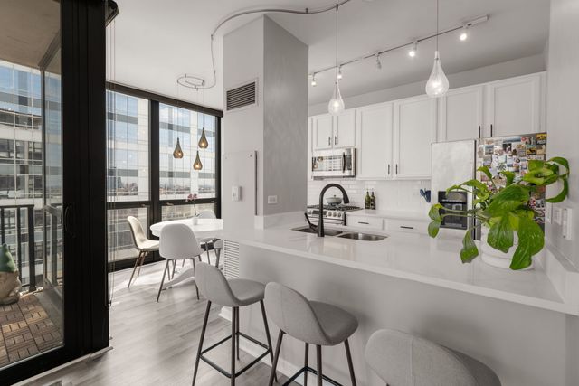 210 S Desplaines Street 1901, Chicago, IL 60661