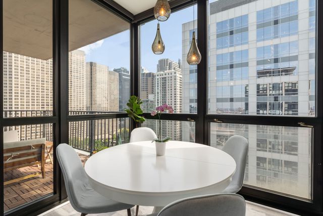 210 S Desplaines Street 1901, Chicago, IL 60661