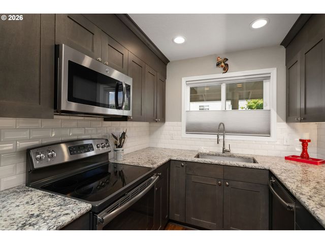 541 N HAYDEN BAY Dr, Portland, OR 97217