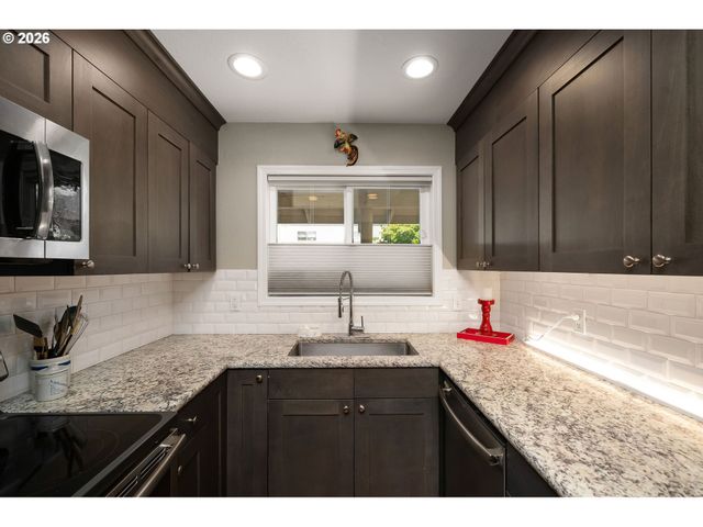 541 N HAYDEN BAY Dr, Portland, OR 97217