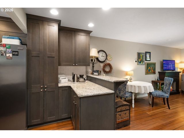 541 N HAYDEN BAY Dr, Portland, OR 97217