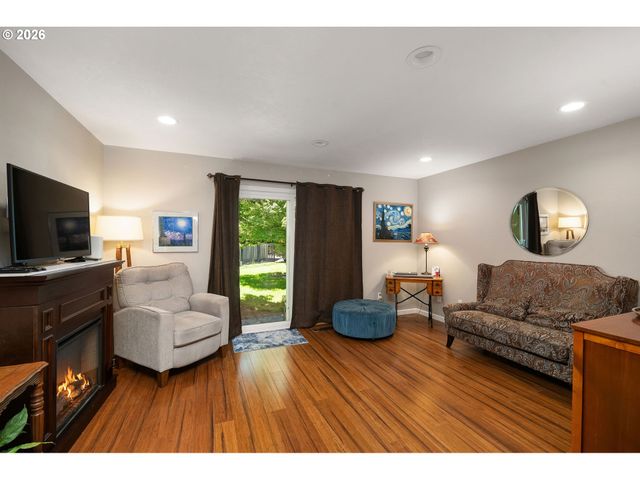 541 N HAYDEN BAY Dr, Portland, OR 97217