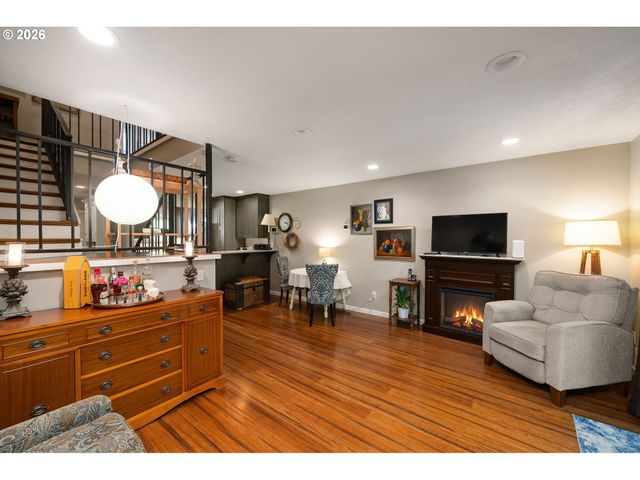 541 N HAYDEN BAY Dr, Portland, OR 97217