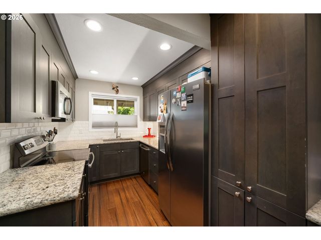 541 N HAYDEN BAY Dr, Portland, OR 97217