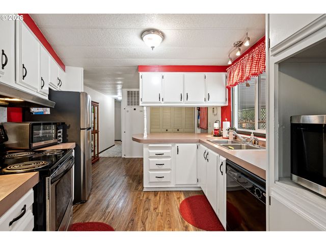 1400 CANDLELIGHT Dr 105, Eugene, OR 97402