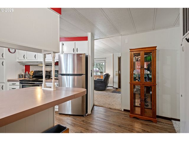 1400 CANDLELIGHT Dr 105, Eugene, OR 97402