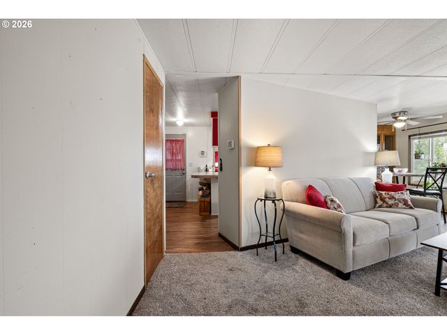 1400 CANDLELIGHT Dr 105, Eugene, OR 97402