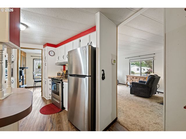 1400 CANDLELIGHT Dr 105, Eugene, OR 97402