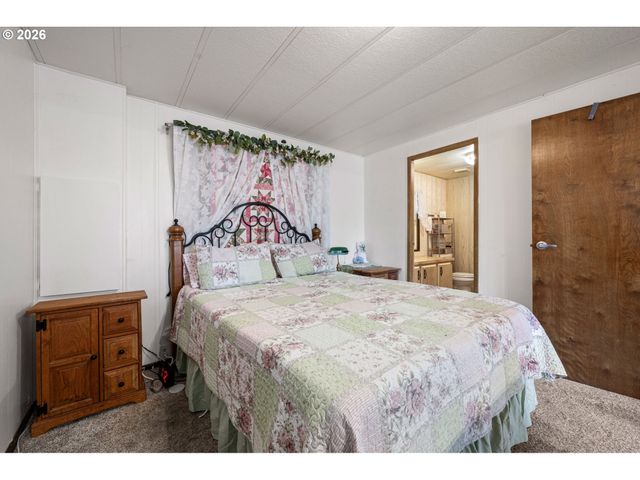 1400 CANDLELIGHT Dr 105, Eugene, OR 97402