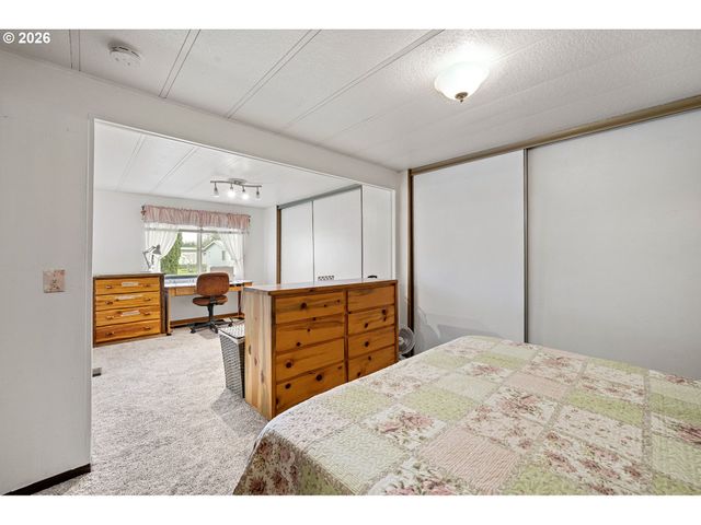 1400 CANDLELIGHT Dr 105, Eugene, OR 97402