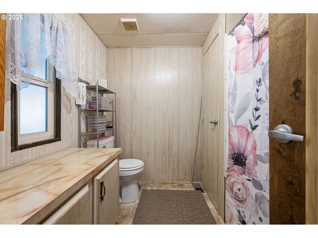 1400 CANDLELIGHT Dr 105, Eugene, OR 97402