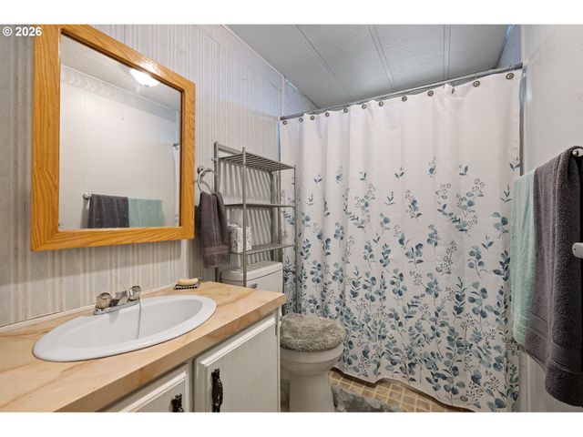 1400 CANDLELIGHT Dr 105, Eugene, OR 97402