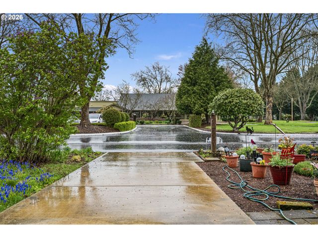 1400 CANDLELIGHT Dr 105, Eugene, OR 97402