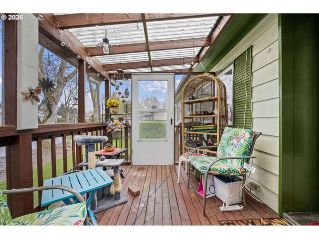 1400 CANDLELIGHT Dr 105, Eugene, OR 97402