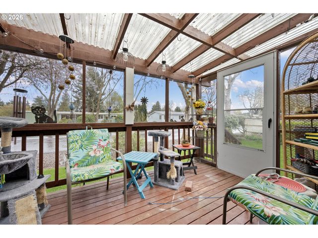 1400 CANDLELIGHT Dr 105, Eugene, OR 97402