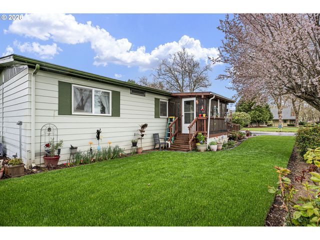 1400 CANDLELIGHT Dr 105, Eugene, OR 97402