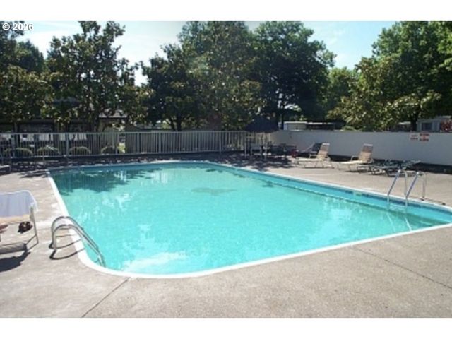 1400 CANDLELIGHT Dr 105, Eugene, OR 97402