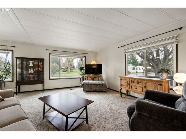 1400 CANDLELIGHT Dr 105, Eugene, OR 97402