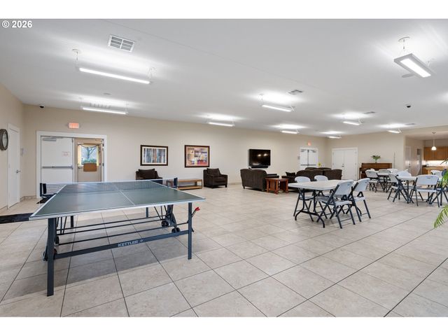 1400 CANDLELIGHT Dr 105, Eugene, OR 97402